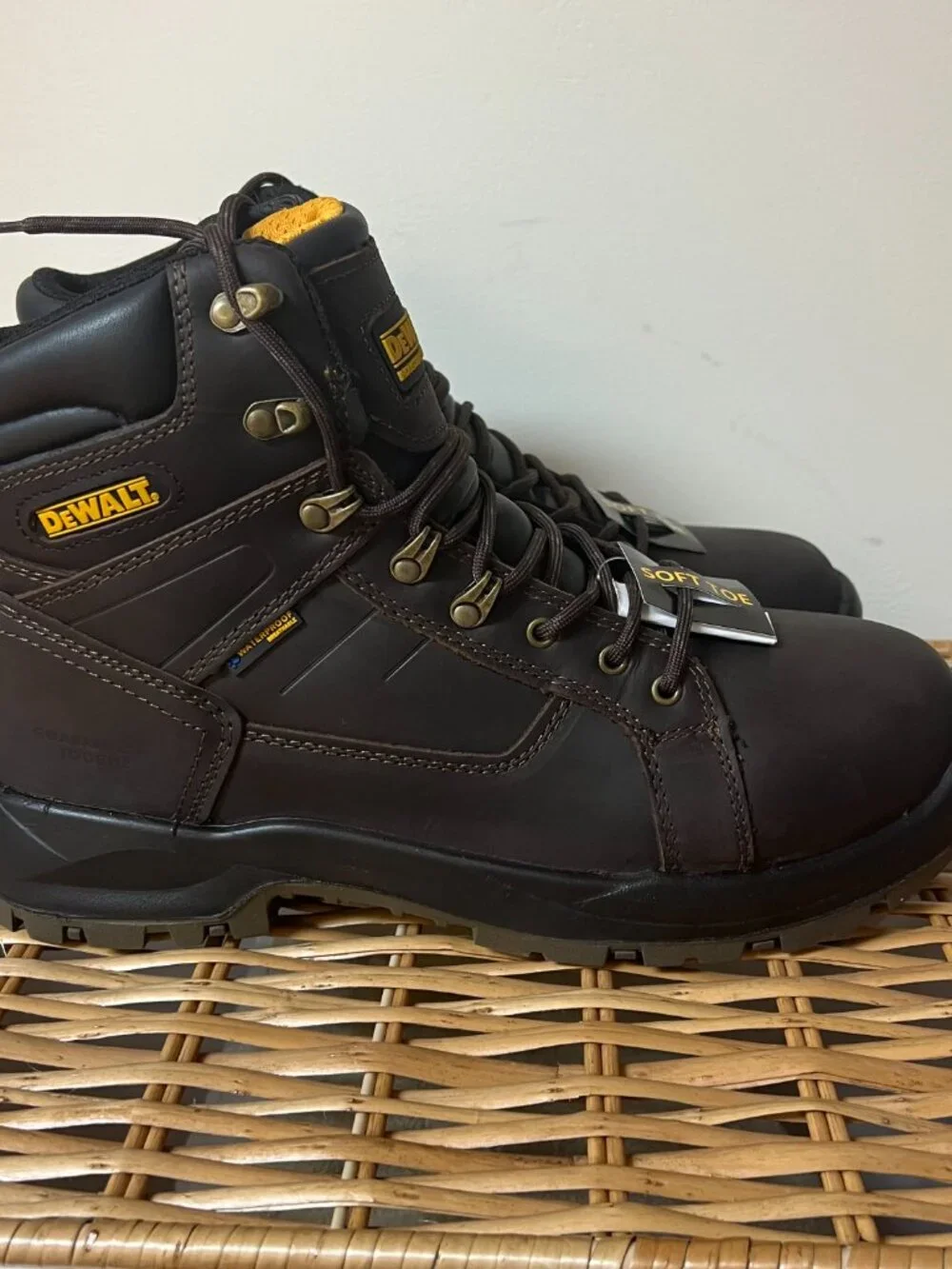 Men industrial shoes Size 13M Soft Toe tough Work Boots oil & slip resistant